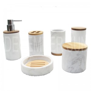 Conjunto de acessórios de banheiro em mármore branco com peças de madeira