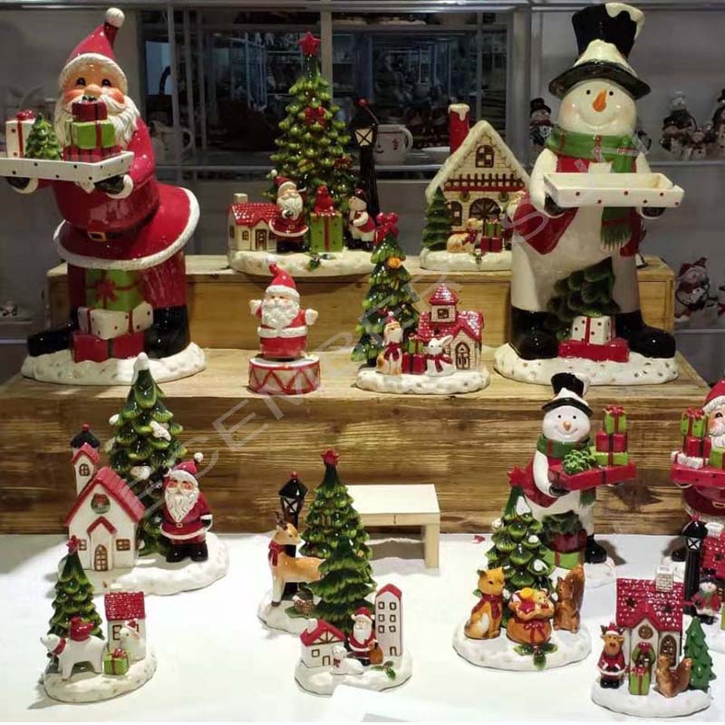 Vasta gama de peças de decoração para casa de Natal pintadas à mão em cerâmica