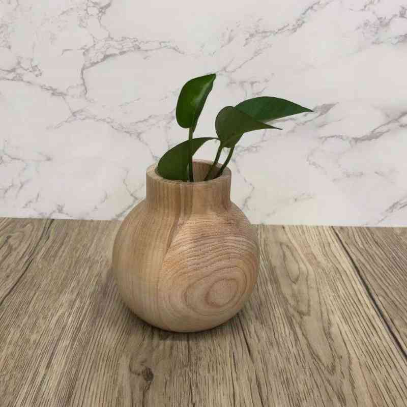 Casa decorativa feita de madeiranatural vaso bonito