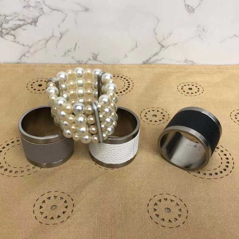 Belos anéis de guardanapos de jantares artesanais